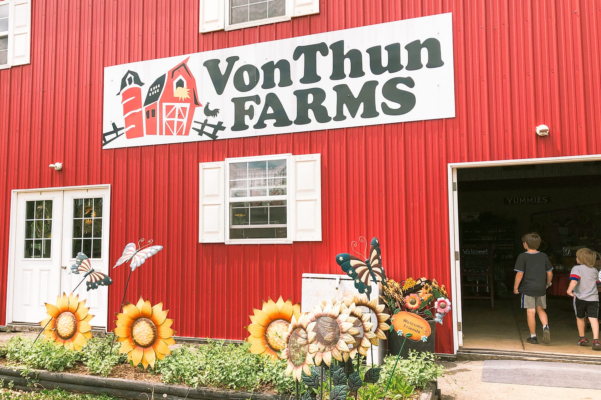Exterior of a farm store while large sign reading Von Thun Farms